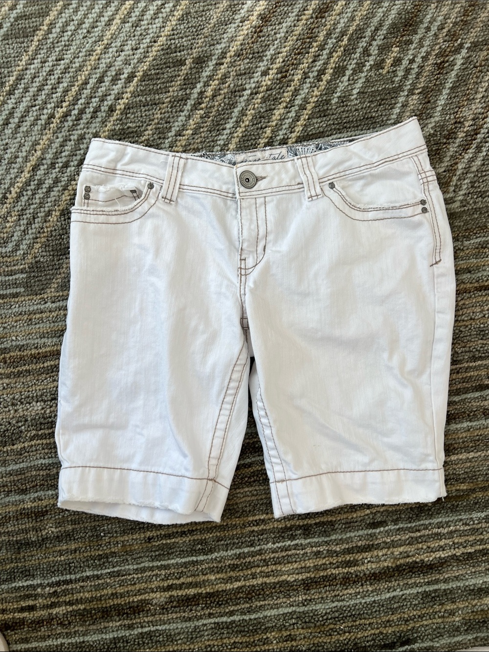 Aeropostale White Women's Bermuda Shorts
